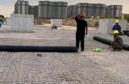 东洲土工格栅铺设前地基要怎么处理？